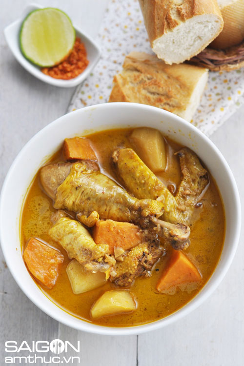 Tô cà ri gà bánh mì hoàn chỉnh với màu vàng óng ả, hành tây mềm và nước cốt dừa béo ngậy, sẵn sàng thưởng thức.