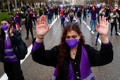 Hàng ngàn phụ nữ tụ tập đòi bình đẳng, lên án bạo lực ở Tây Ban Nha