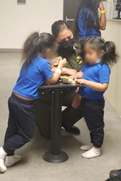 Hai bé gái bị thả qua tường biên giới Mỹ đoàn tụ gia đình