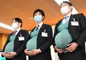 Ba ông nghị Nhật đeo bụng bầu hơn 7 kg