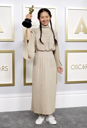 Chloé Zhao mặt mộc đến Oscar