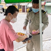 Cô gái Việt làm bánh, trà tặng cảnh sát ở tâm dịch Campuchia