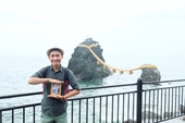 Chàng trai Việt 7 năm mang di ảnh cha mẹ đi khắp Nhật Bản