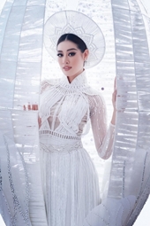 Gây ấn tượng với trang phục truyền thống, hoa hậu Khánh Vân tự tin bước vào các phần thi Bán kết tại Miss Universe