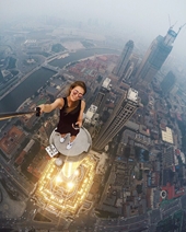 Cô gái Nga thách thức tử thần trên nóc nhà chọc trời
