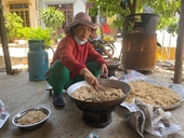 Người dân ở rốn lũ Quảng Bình tiếp tế đồ ăn cho y, bác sĩ ở Bắc Giang