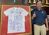Đấu giá áo có chữ ký của các cầu thủ Việt Nam để ủng hộ quỹ vaccine