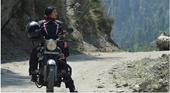 Cô gái đi xuyên Ấn Độ bằng môtô