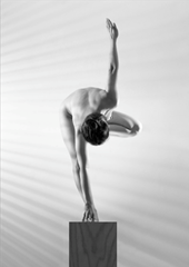 Thái Phiên triển lãm ảnh khỏa thân tôn vinh yoga