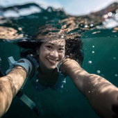 Cô gái Việt đam mê du lịch dưới lòng đại dương
