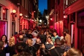 Amsterdam xin du khách đừng đến phố đèn đỏ để thác loạn