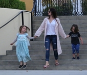 Megan Fox cho con trai mặc váy