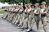 Chuyện phía sau những nữ chiến binh Ukraine mang giày cao gót khi duyệt binh