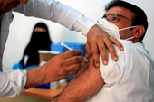 Vaccine và virus đang rượt đuổi nhau tại Anh