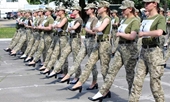 Dân Ukraine phẫn nộ vì binh sĩ nữ phải đi giày cao gót duyệt binh