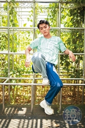 Nam ca sĩ buộc rời công ty quản lý vì yêu đồng giới