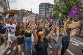 Hàng nghìn người Hà Lan biểu tình đòi được tiệc tùng