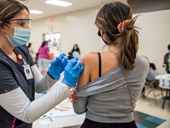 Gia đình Mỹ chia rẽ vì có người phản đối vaccine