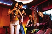 Những tiếp viên hàng không làm phục vụ quán karaoke ở Singapore