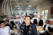 Việt kiều Australia giúp trẻ nghèo thành siêu đầu bếp