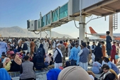Sân bay quá khốc liệt, gia đình Afghanistan phải từ bỏ tháo chạy