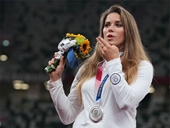 Người đẹp ném lao đấu giá huy chương Olympic để làm từ thiện