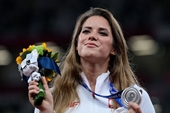 Nữ VĐV bán huy chương Olympic để trả tiền phẫu thuật tim cho một em bé