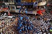 Ấn Độ cố gắng kiềm chế đám đông tụ tập dự lễ hội