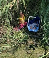 Hai chị em bị bỏ ở biên giới Mỹ