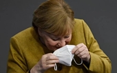 Thủ tướng Đức Merkel hoảng hốt vì quên đeo khẩu trang