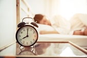 Ngủ nướng vào cuối tuần có hại như thế nào