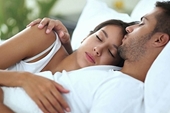 Thói quen ngủ giúp cải thiện mối quan hệ vợ chồng như thế nào