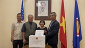 Vợ chồng Việt kiều Mỹ hơn 80 tuổi lái xe 300km tới ủng hộ Quỹ vaccine phòng COVID-19