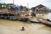 Người gốc Việt ở Campuchia bắt đầu di dời khỏi lòng hồ Tonle Sap