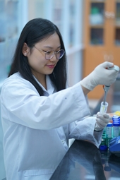 Chinh phục Đại học Harvard và MIT với nghiên cứu chế tạo băng gạc từ vỏ cua mềm