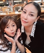 Hà Kiều Anh đưa ba con đi Mỹ