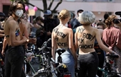 Phụ nữ biểu tình đòi quyền cởi áo ở Đức