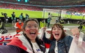 Fan nữ bị đuổi việc vì đến sân cổ vũ tuyển Anh tại Euro