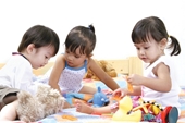 8 cách giúp trẻ vượt qua sự ghen tị với anh chị em trong nhà