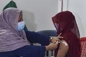 Bangladesh tiêm vắc xin cho người hành nghề mại dâm