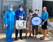 Đấu giá huy chương vàng, cựu VĐV bóng nước mua 270 suất quà tặng bà con nghèo