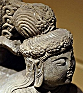 ‘Bí ẩn’ về hoa cúc trên tượng Kinnari và đầu tượng tiên nữ ở chùa Phật Tích