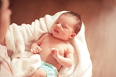 Tại sao có hiện tượng trẻ sơ sinh mỉm cười khi đang ngủ