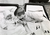 Bức ảnh đáng yêu của Thái tử Charles và công chúa Anne 70 năm trước