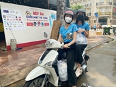Hoa hậu Tiểu Vy, Á hậu Ngọc Thảo chạy xe máy giao cơm cho tuyến đầu chống dịch