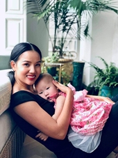 Bebe Phạm - Dustin Nguyễn khoe con thứ ba