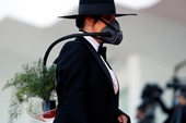 Nữ diễn viên Brazil gây sốt với hình ảnh đeo mặt nạ dưỡng khí dự LHP Venice