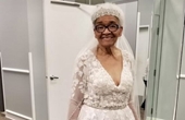 Chờ 70 năm để diện váy cưới trắng tinh