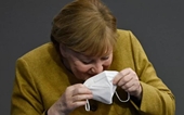 Thủ tướng Đức Merkel hoảng hốt khi quên đeo khẩu trang