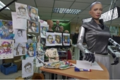Robot gây sốc khi bán tranh chân dung với giá gần 1 triệu USD